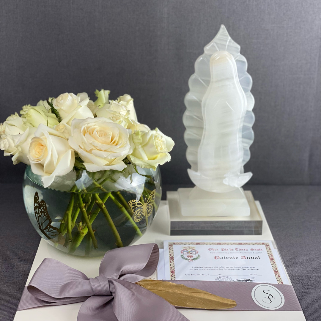 ROSAS BLANCAS CON VIRGEN DE ONIX Y MISA ANUAL