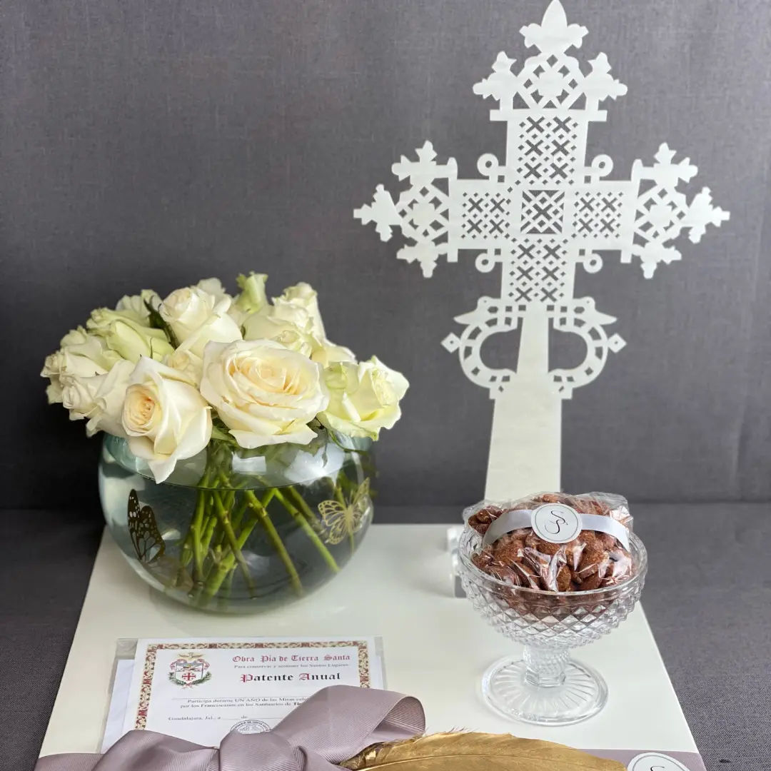 ROSAS BLANCAS CON CRUZ DE ACRÍLICO, ALMENDRA Y MISA ANUAL