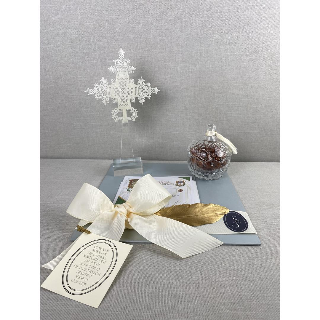 CRUZ DE ACRILICO CON BOMBONERA CON ALMENDRA ENCHILADA