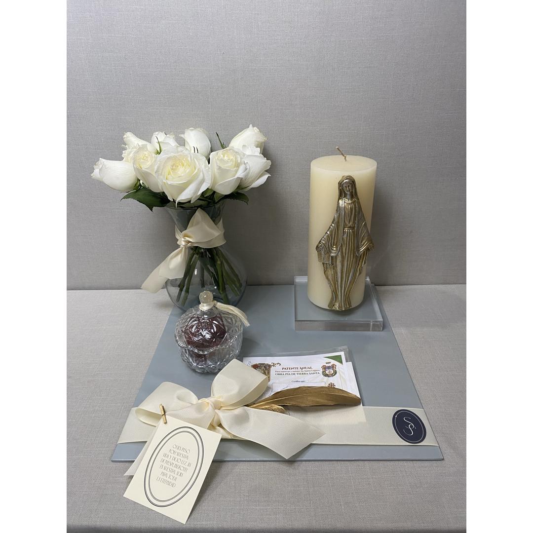 ROSAS BLANCAS CON CIRIO GRANDE