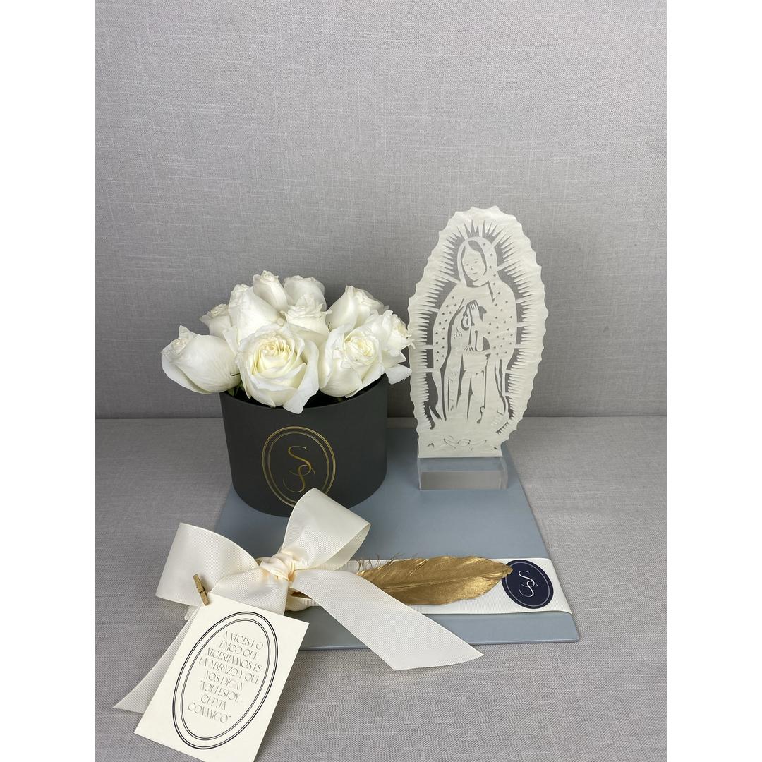 VIRGEN DE ACRÍLICO CON ROSAS BLANCAS