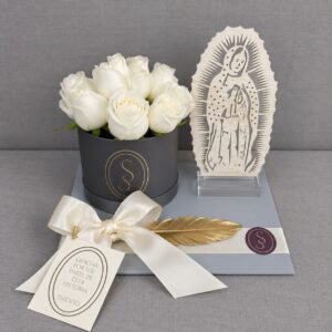 VIRGEN DE ACRÍLICO CON ROSAS BLANCAS
