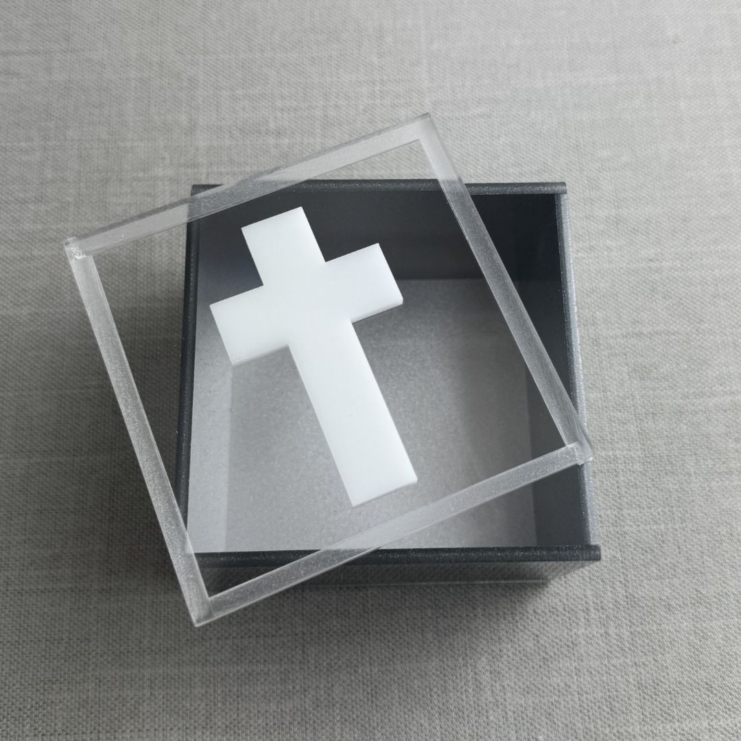 Caja de acrílico abierta con cruz blanca en la tapa, en color plateado en SSIENTO