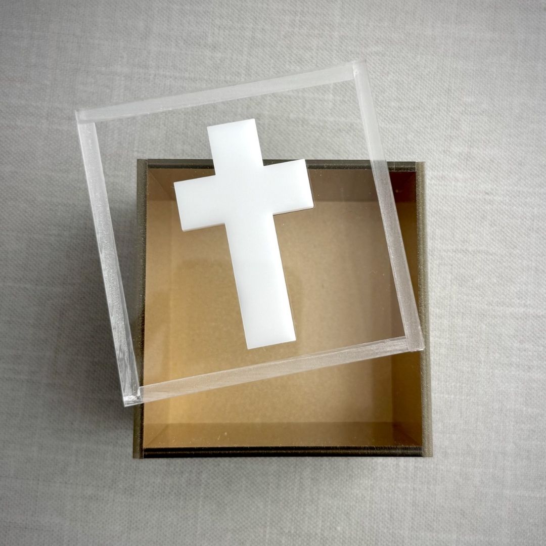 Caja de acrílico abierta con cruz blanca en la tapa, en color negro en SSIENTO