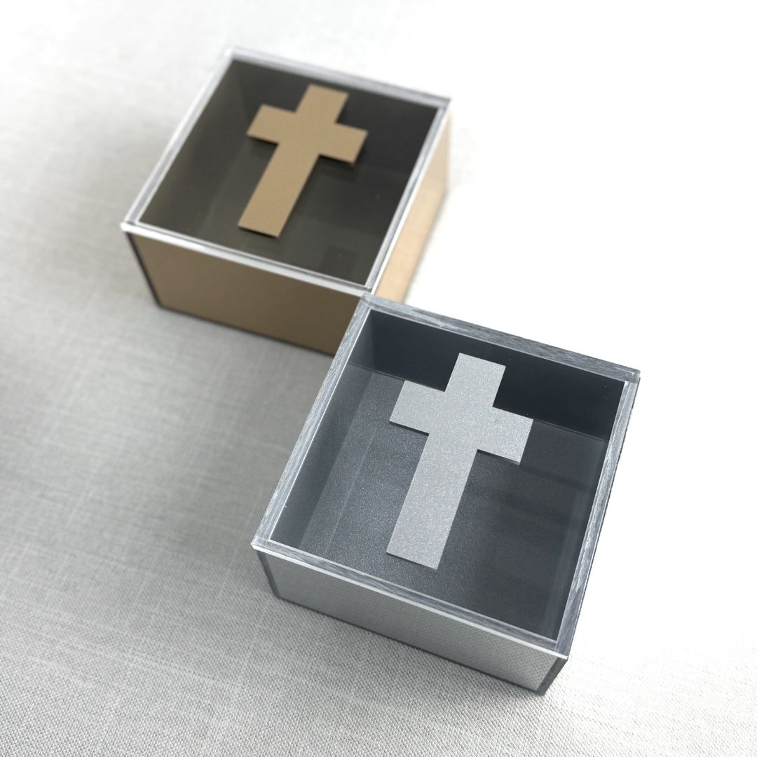 CAJA DE ACRÍLICO – PAQUETE 10 PIEZAS con cruz transparente en tonos dorado y plateado, diseño elegante de SSIENTO perfecto como recuerdo religioso para bautizos, primeras comuniones, confirmaciones o matrimonios