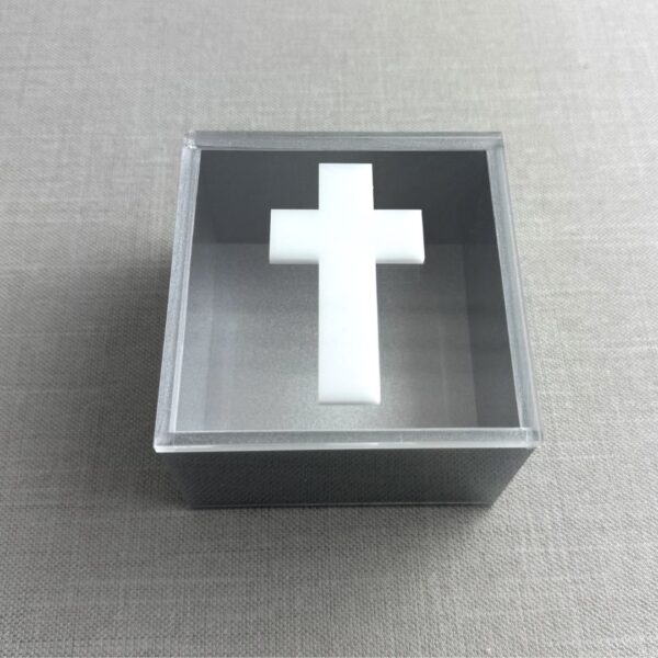 Caja de acrílico con cruz blanca en la tapa, en color negro en SSIENTO